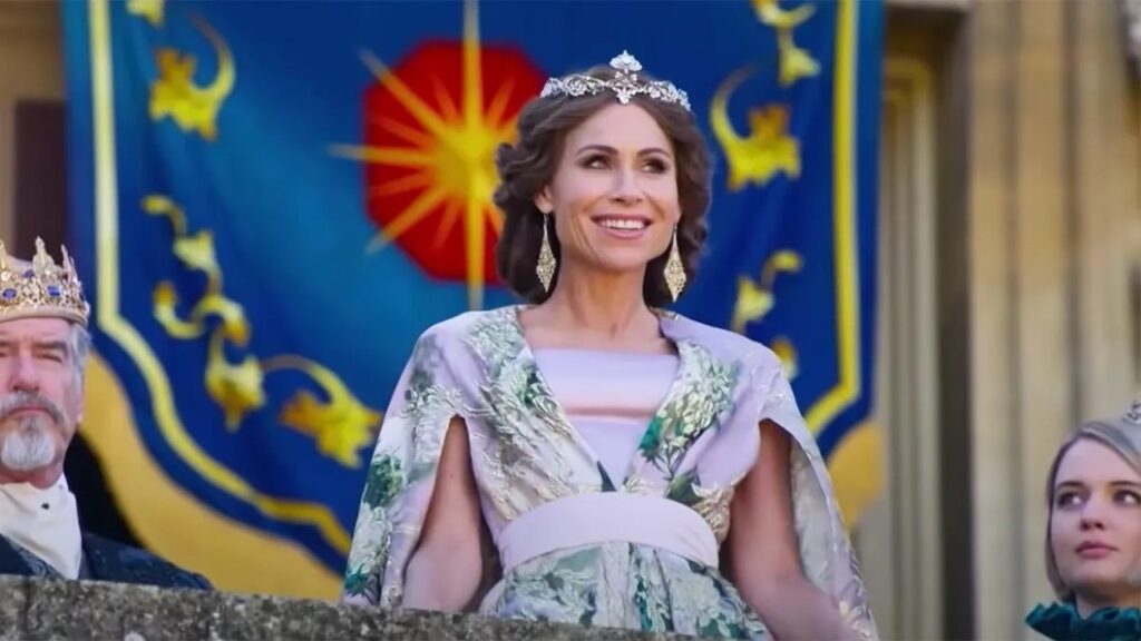 Por que Minnie Driver decidiu fazer parte do filme Cinderela? Minnie Driver como rainha Beatrice em Cinderela (Reprodução)