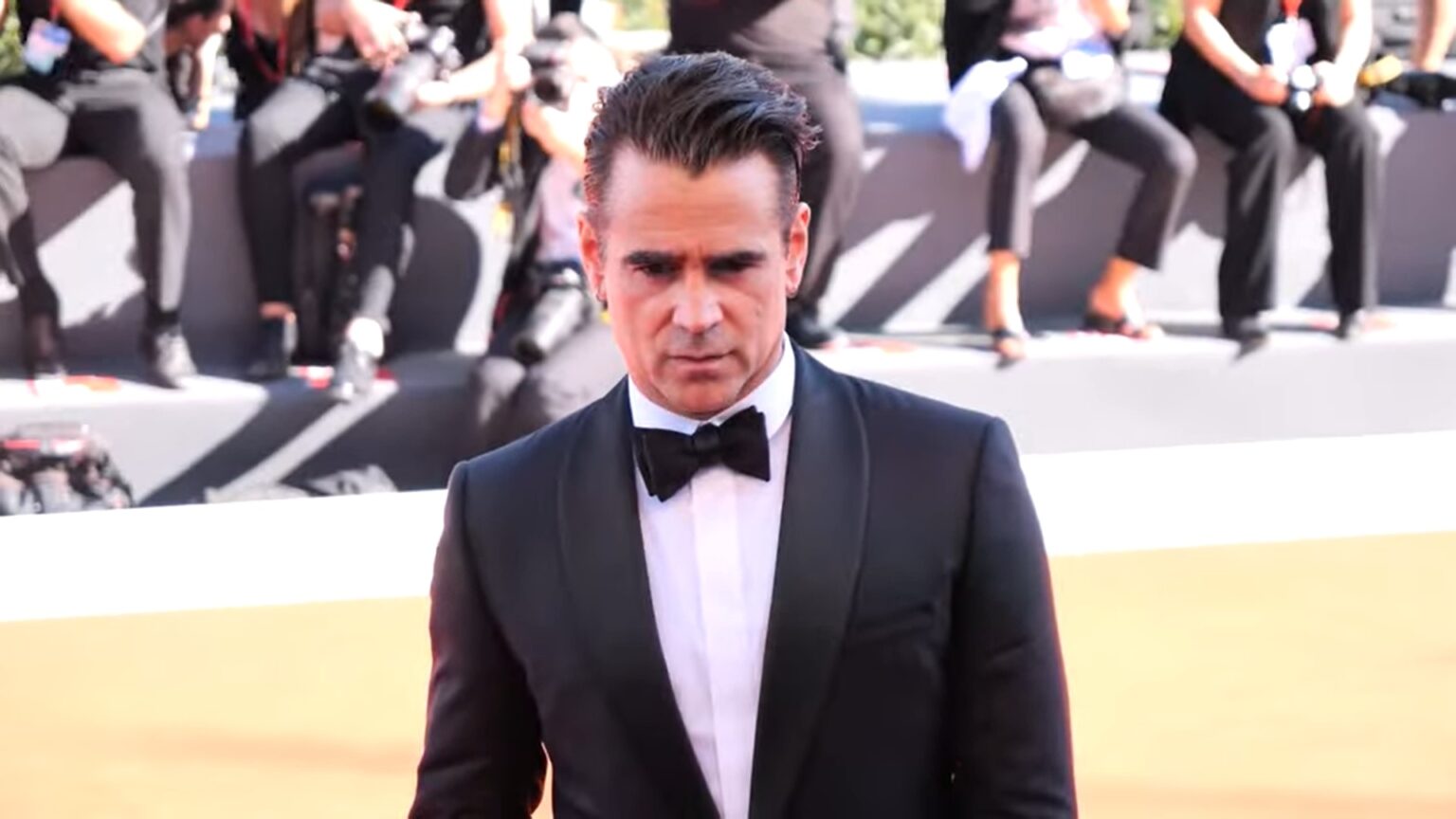 Colin Farrell critica ovação de 15 minutos em Festival de Veneza: “Cansativo” Colin Farrell no red carpet do Festival de Cinema de Veneza