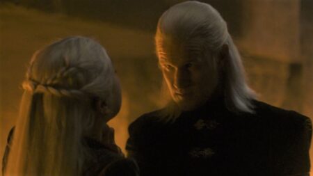 Daemon (Matt Smith) tenta estrangular Rhaenyra (Emma D'arcy) em A Casa do Dragão
