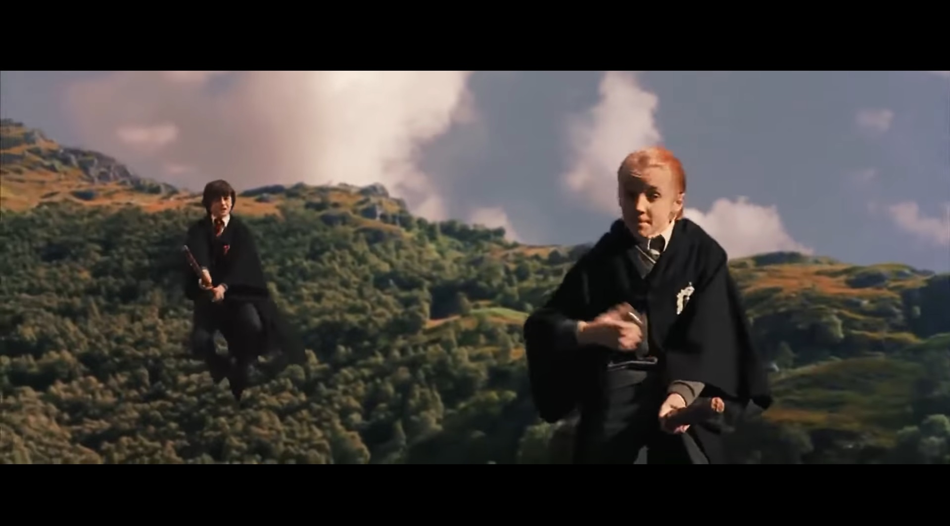 Daniel Radcliffe e Tom Felton em cena de voo de vassoura em Harry Potter e a Pedra Filosofal