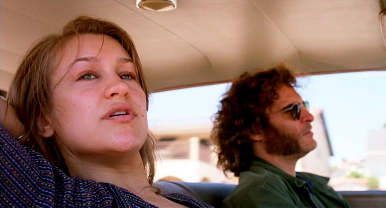 Personagem consagrado de Joaquin Phoenix era para ser de outro ator 2 Joanna Newsom como Sortilège e Joaquin Phoenix como Doc Sportello em Vício Inerente