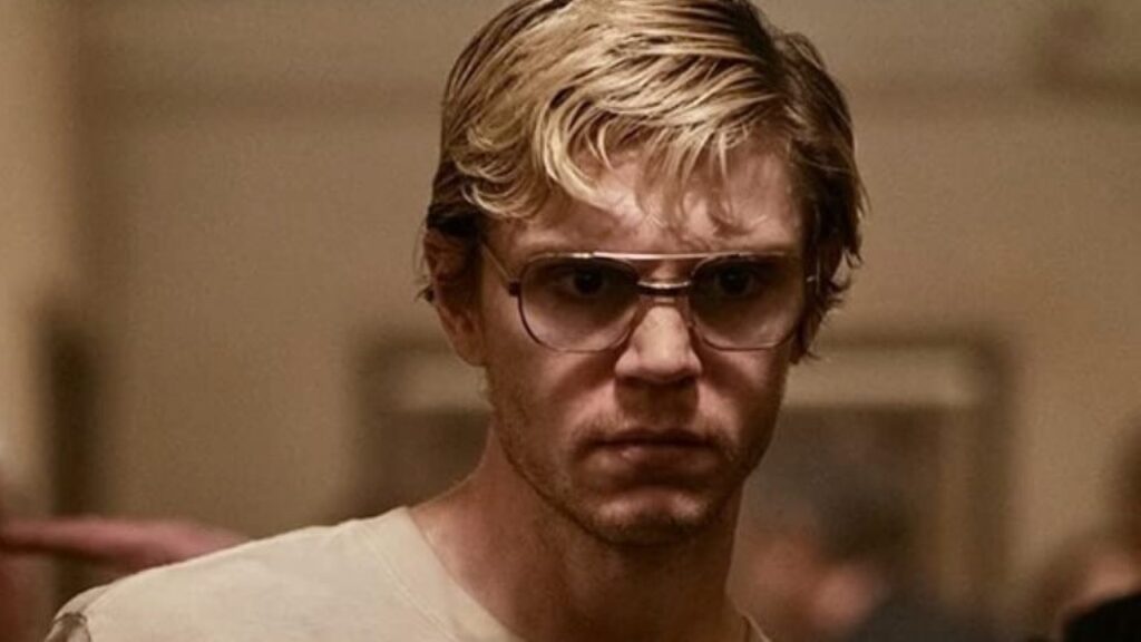 Evan Peters se reúne com Ryan Murphy em nova série policial Evan Peters como Jeffrey Dahmer em Dahmer: Um Canibal Americano (Reprodução / Netflix)
