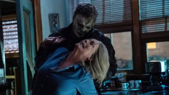 Laurie Strode (Jamie Lee Curtis) e Michael Myers em Halloween Ends (Reprodução)