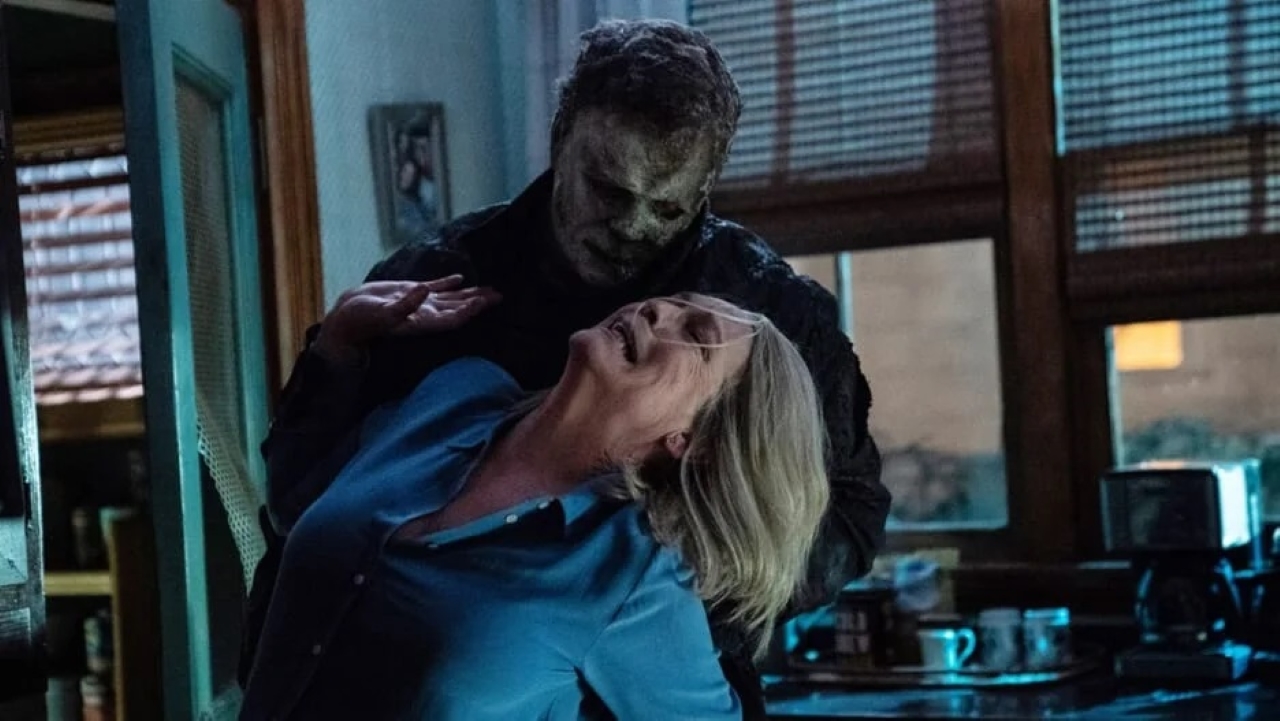 Laurie Strode (Jamie Lee Curtis) e Michael Myers em Halloween Ends (Reprodução)