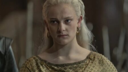 A Casa do Dragão: Helaena pode ter dito outra profecia Phia Saban como Helaena Targaryen em A Casa do Dragão (Reprodução / HBO)