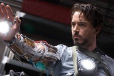 Robert Downey Jr. como Tony Stark / Homem de Ferro em Homem de Ferro