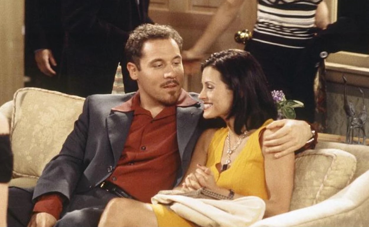 10 atores que poderiam ter feito parte do elenco de Friends 4 Jon Favreau e Courteney Cox em cena de Friends