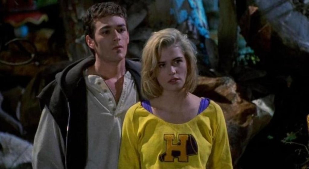Luke Perry e Kristy Swanson em cena de Buffy - A Caça-Vampiros 