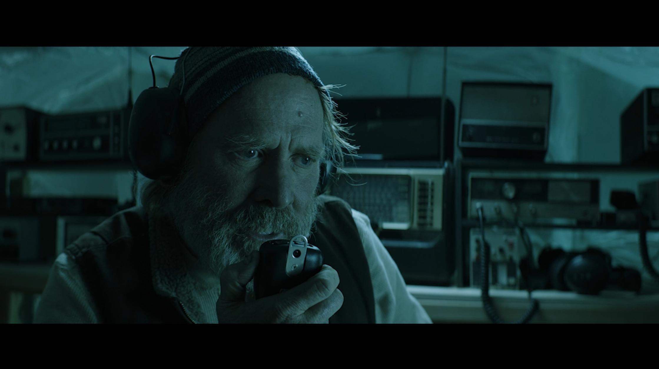 Crítica: Blecaute mira no apocalipse, mas se torna um filme escape room 3 Will Patton como Frank em Blecaute