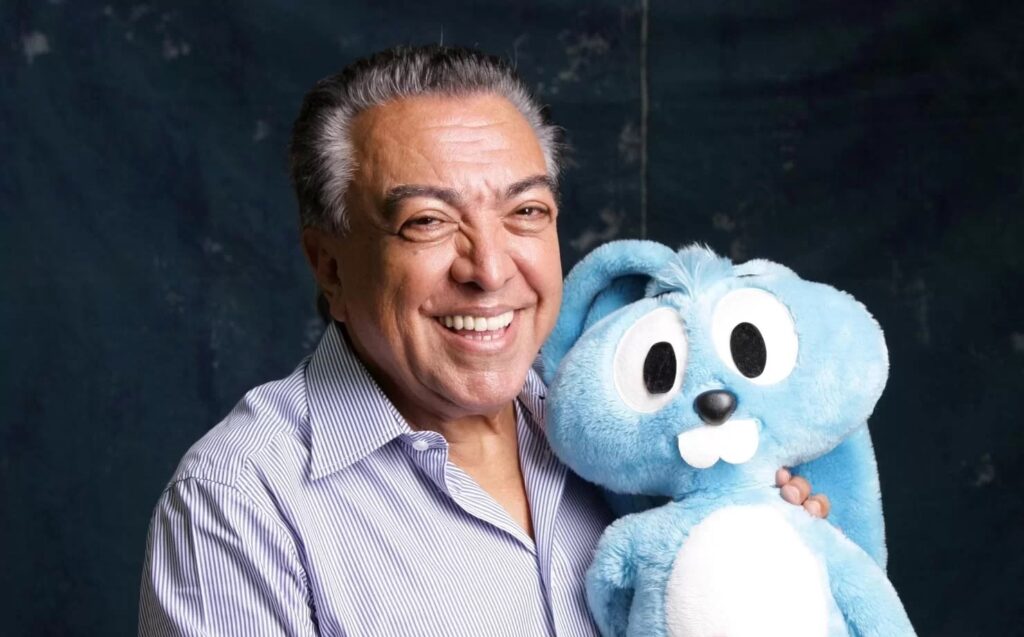 Mauricio de Sousa será vivido pelo próprio filho em novo filme Imagem do cartunista Maurício de Souza segurando uma pelúcia do coelhinho Sansão