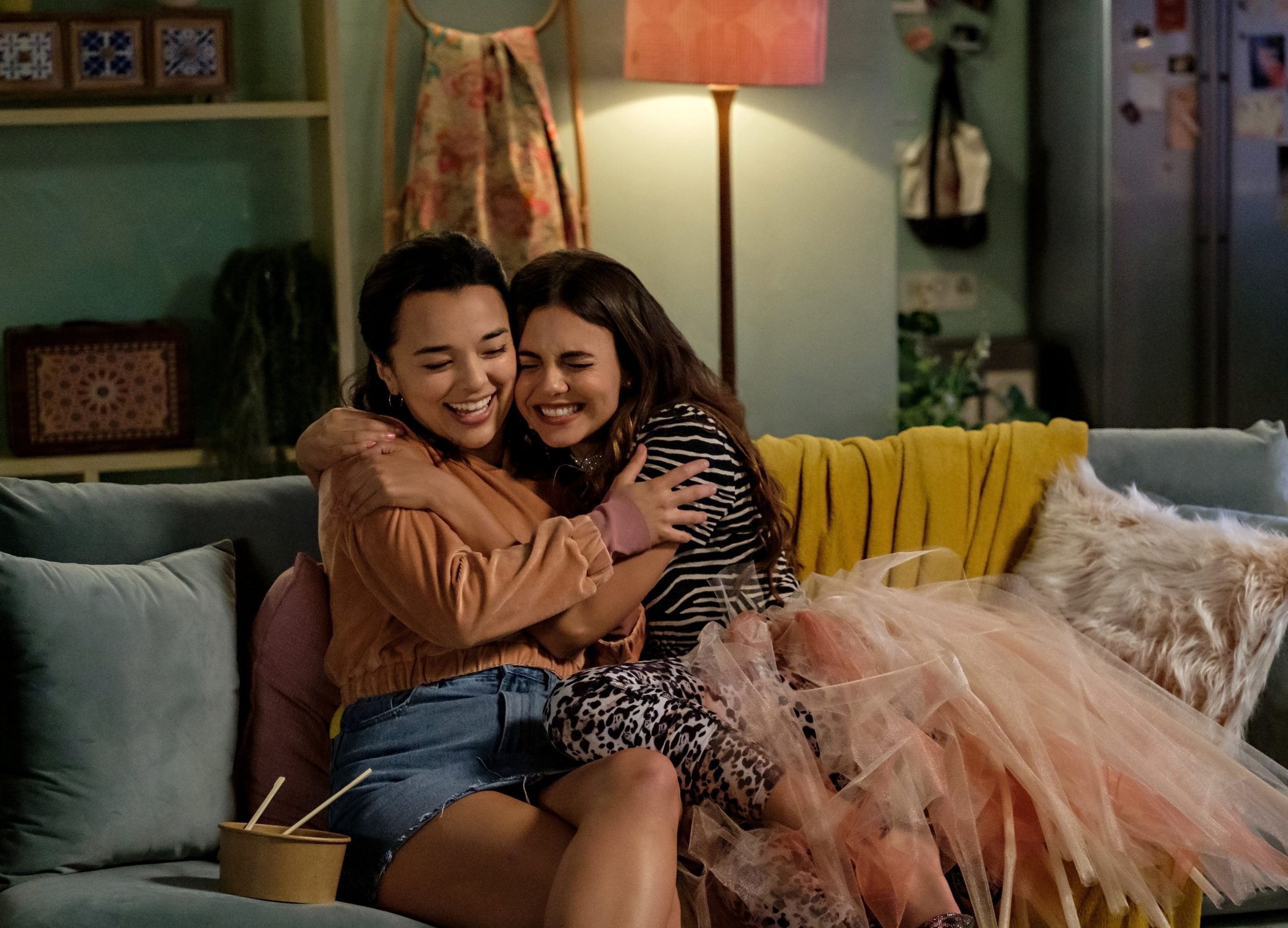 Esticando a Festa pode ganhar continuação na Netflix? 1 Midori Francis como Lisa e Victoria Justice como Cassie em Esticando a Festa (Reprodução)