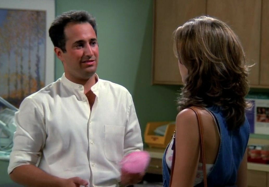 10 atores que poderiam ter feito parte do elenco de Friends 2 Mitchell Whitfield em cena de Friends