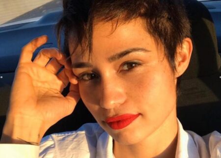 Derrapada: Nanda Costa explica por que novo filme é uma homenagem a sua mãe Close de Nanda Costa com a mão no rosto