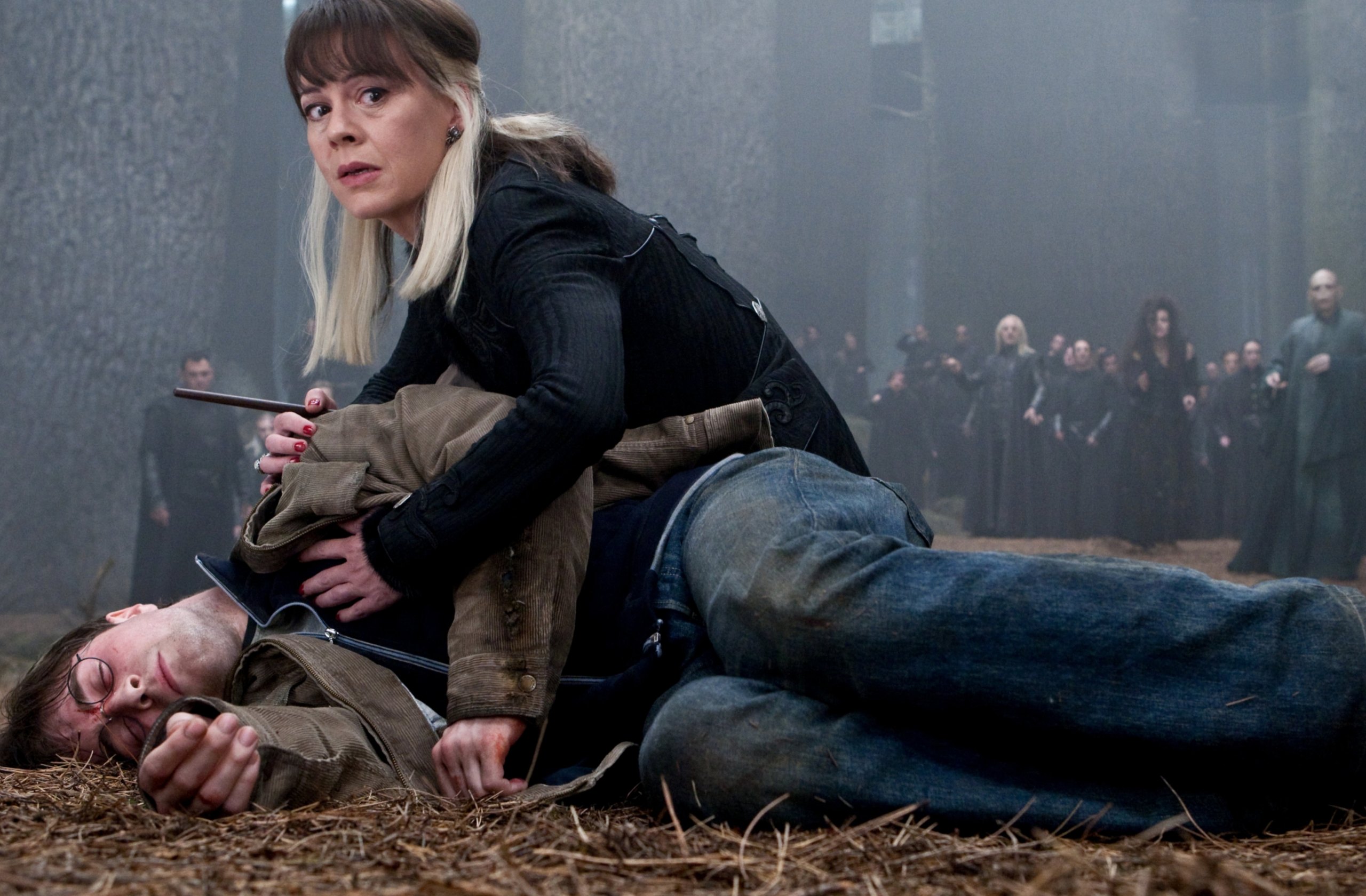 Atriz de Harry Potter quase interpretou outra vilã na saga 2 Narcissa Malfoy (Helen McCrory) e Harry (Daniel Radcliffe) em Harry Potter e as Relíquias da Morte (Reprodução)