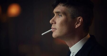 Saiba por que Shelby sempre esfrega seus cigarros antes de fumar Cillian Murphy como Tommy Shelby em Peaky Blinders