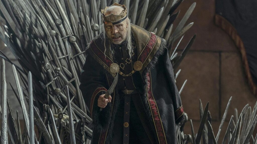 Paddy Considine como Viserys em A Casa do Dragão