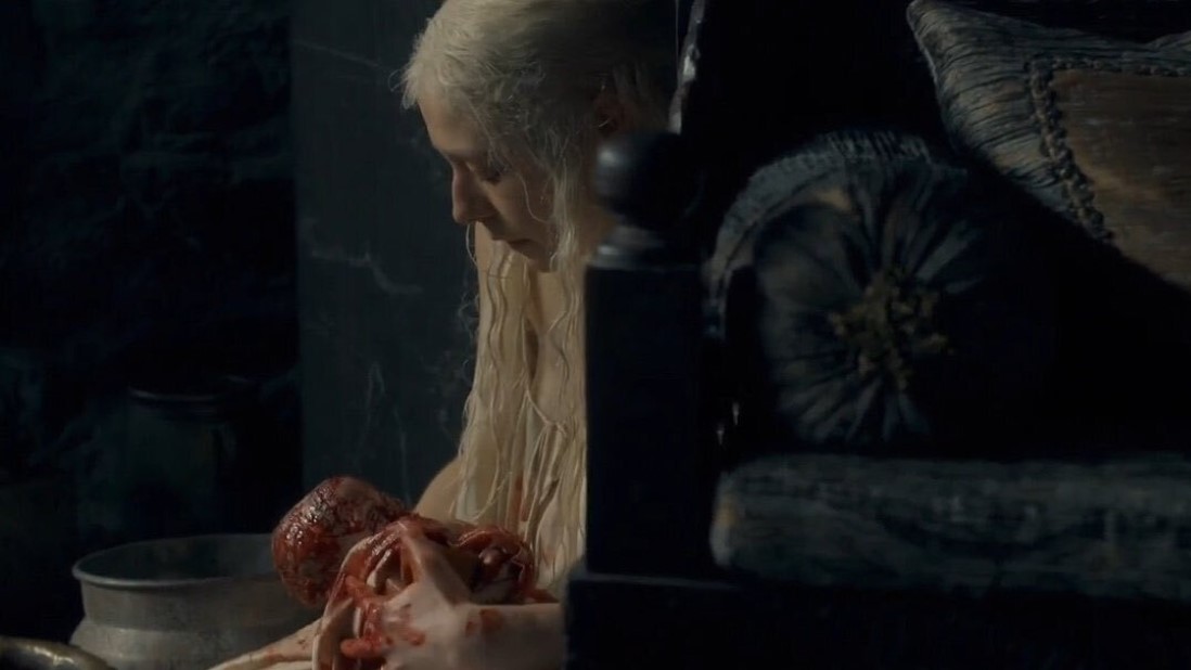 Rhaenyra (Emma D'Arcy) dá à luz uma filha natimorta em A Casa do Dragão 