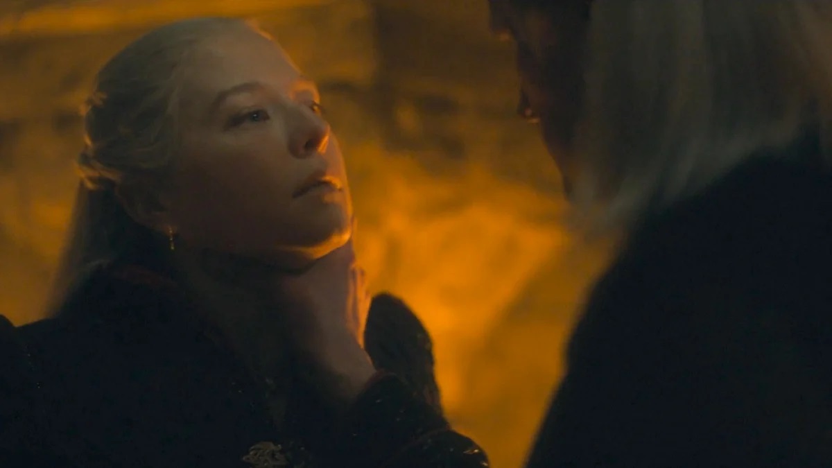 Rhaenyra (Emma D'Arcy) é estrangulada por Daemon (Matt Smith) em A Casa do Dragão