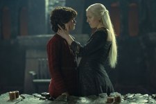 Rhaenyra Targaryen (Emma D'Arcy) e seu filho Lucerys Velaryon (Elliot Grihault) em A Casa do Dragão