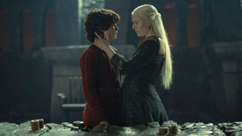 Rhaenyra Targaryen (Emma D'Arcy) e seu filho Lucerys Velaryon (Elliot Grihault) em A Casa do Dragão