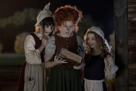 Taylor Paige Henderson como Winnie Nina Kitchen como Mary e Juju Brener como Sarah em Abracadabra 2 Reproducao. scaled 1