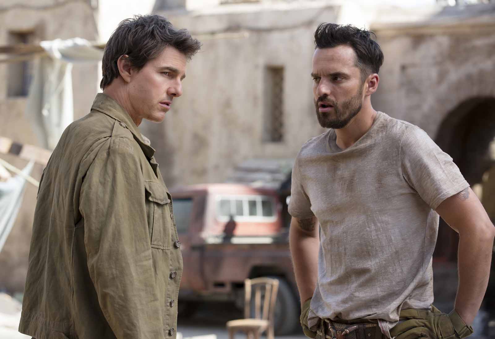 Tom Cruise como Nick Morton e Jake Johnson como Chris Vail em A Múmia (Reprodução)