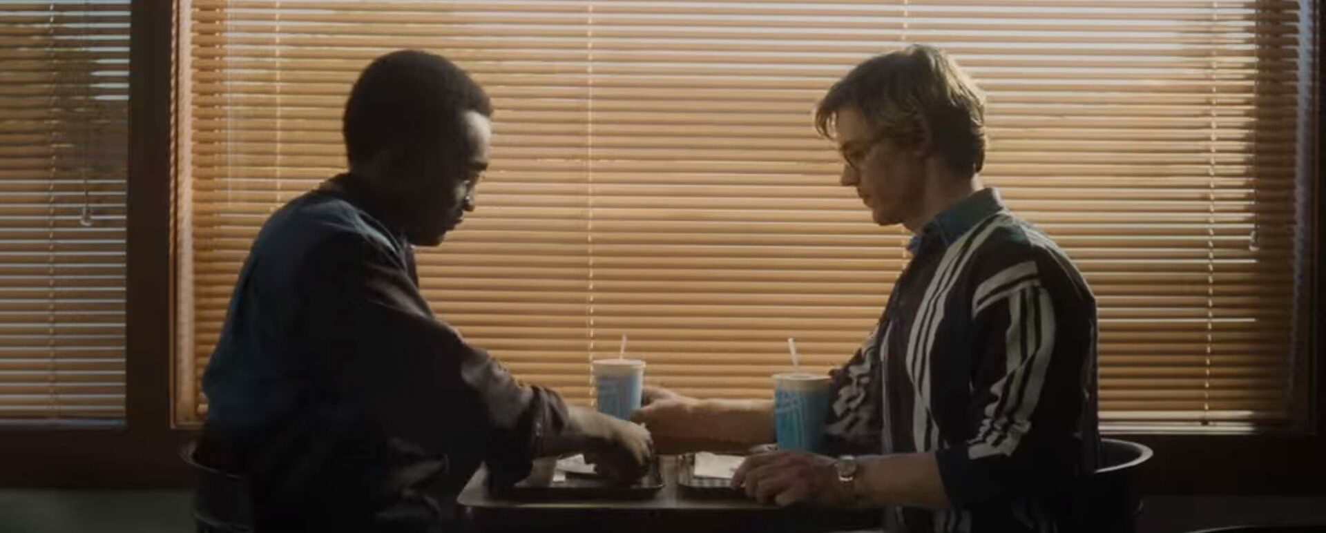 Rodney Burford e Evan Peters em cena de Dahmer Um Canibal Americano