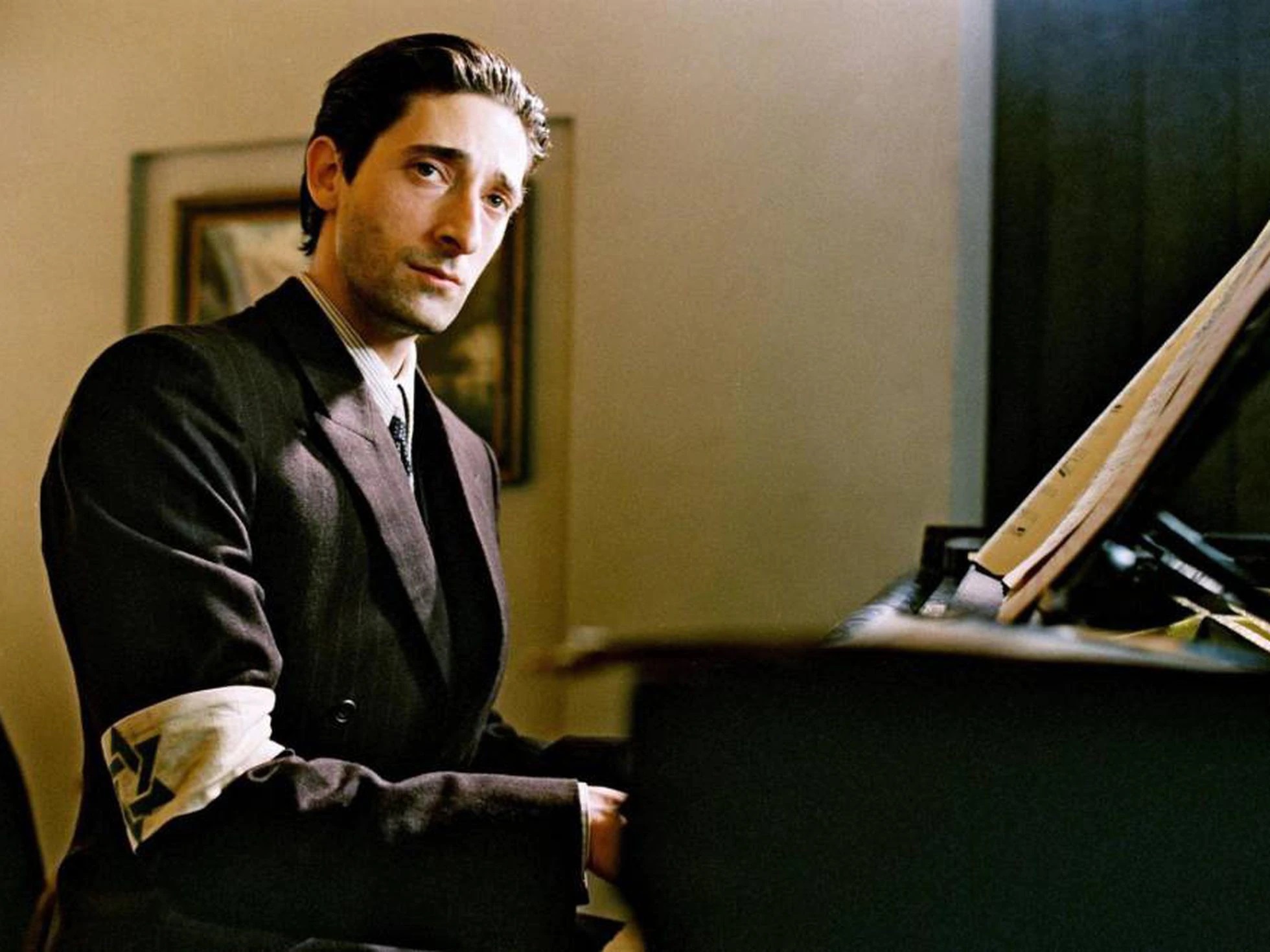 Ator precisou tocar piano por horas para filme, mas teve cenas dubladas 2 Adrien Brody como Władysław Szpilman em O Pianista