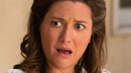 Vilão de Young Sheldon não é quem o público estava pensando Zoe Perry como Mary em Young Sheldon (Reprodução)
