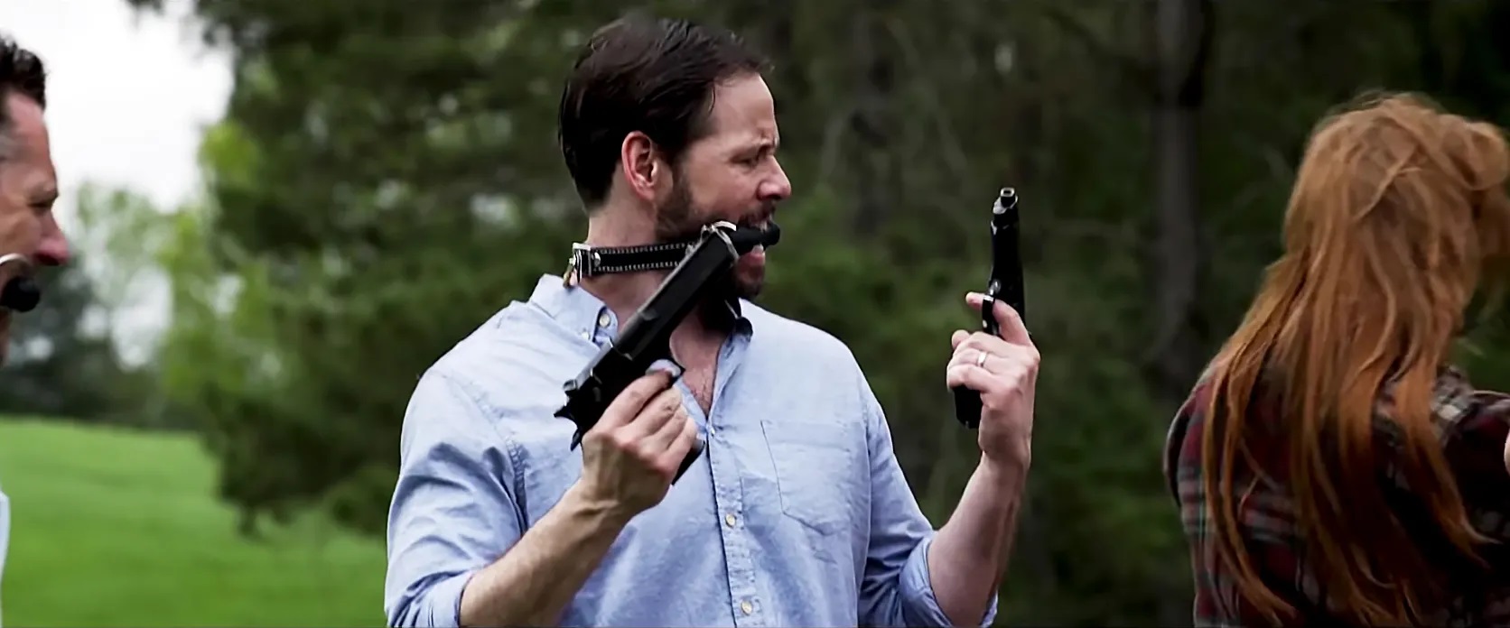 Ike Barinholtz como Staten Island em A Caçada (Reprodução)