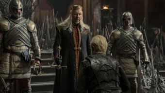 Rei Viserys I Targaryen (Paddy Considine) e Daemon Targaryen (Matt Smith) em A Casa do Dragão (Reprodução / HBO)
