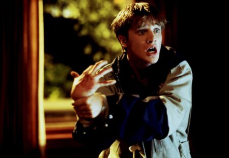 Devon Sawa como Anton e em A Mão Assassina (Reprodução)