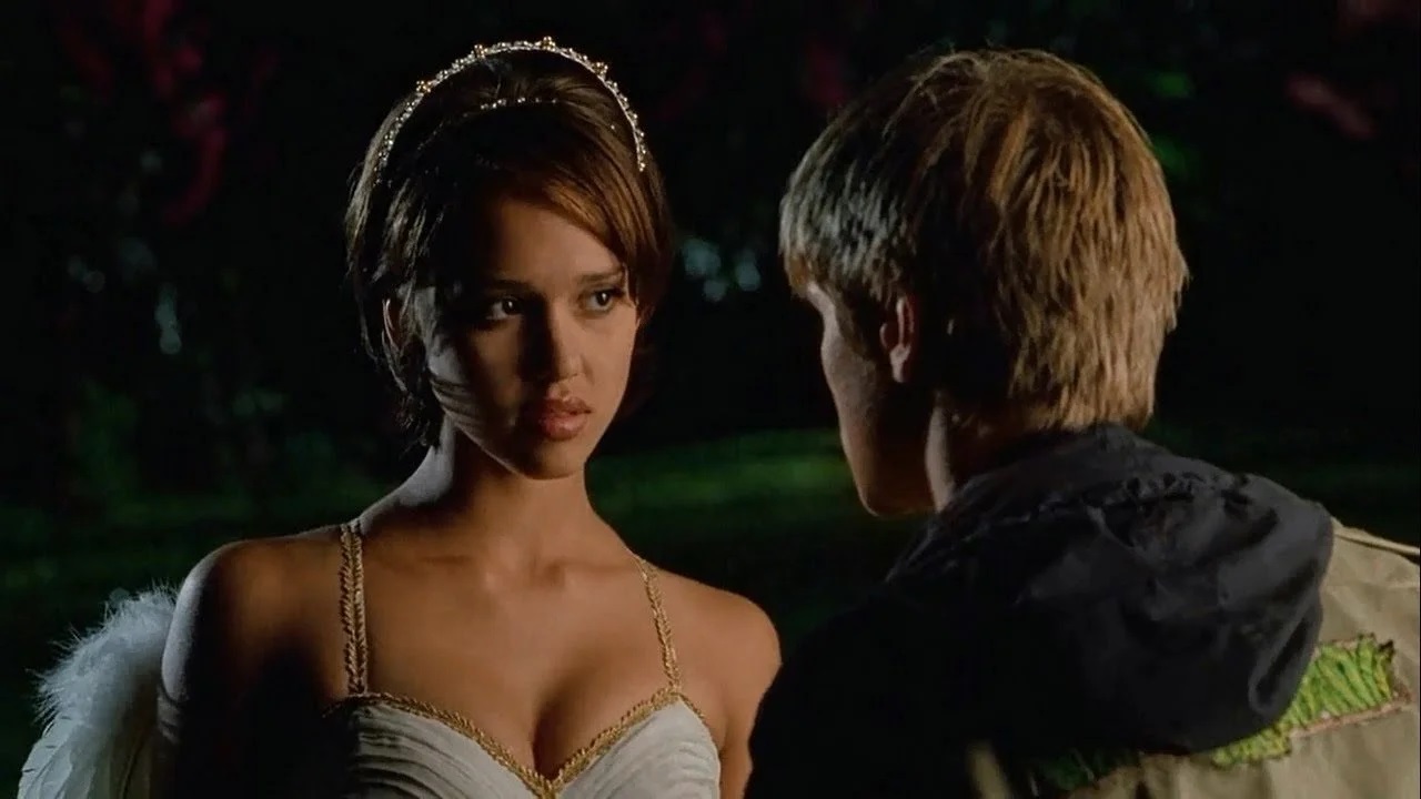 A Mão Assassina: A terrormédia que foi acusada de influenciar uma tragédia 2 Jessica Alba como Molly e Devon Sawa como Anton em A Mão Assassina (Reprodução)