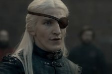 Ewan Mitchell com Aemond Targaryen em A Casa do Dragão (Reprodução / HBO)