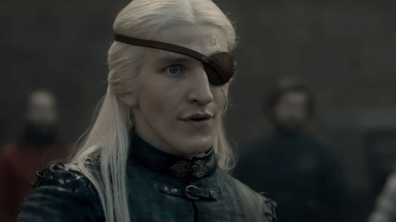 Ewan Mitchell com Aemond Targaryen em A Casa do Dragão (Reprodução / HBO)