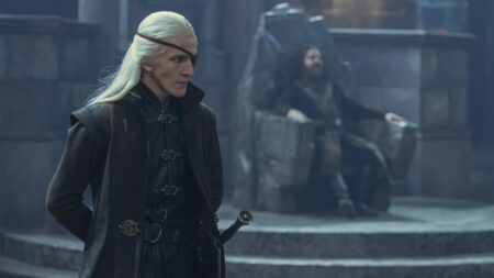 Bullying fez diretor se identificar com personagens de A Casa do Dragão Ewan Mitchell como Aemond Targaryen em A Casa do Dragão (Reprodução / HBO)