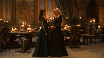 Olivia Cooke como Alicent e Emma D'Arcy como Rhaenyra em A Casa do Dragão (Reprodução / HBO)