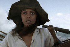 Zoë Saldaña como Anamaria em Piratas do Caribe: A Maldição do Pérola Negra (Reprodução)