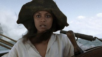 Zoë Saldaña como Anamaria em Piratas do Caribe: A Maldição do Pérola Negra (Reprodução)