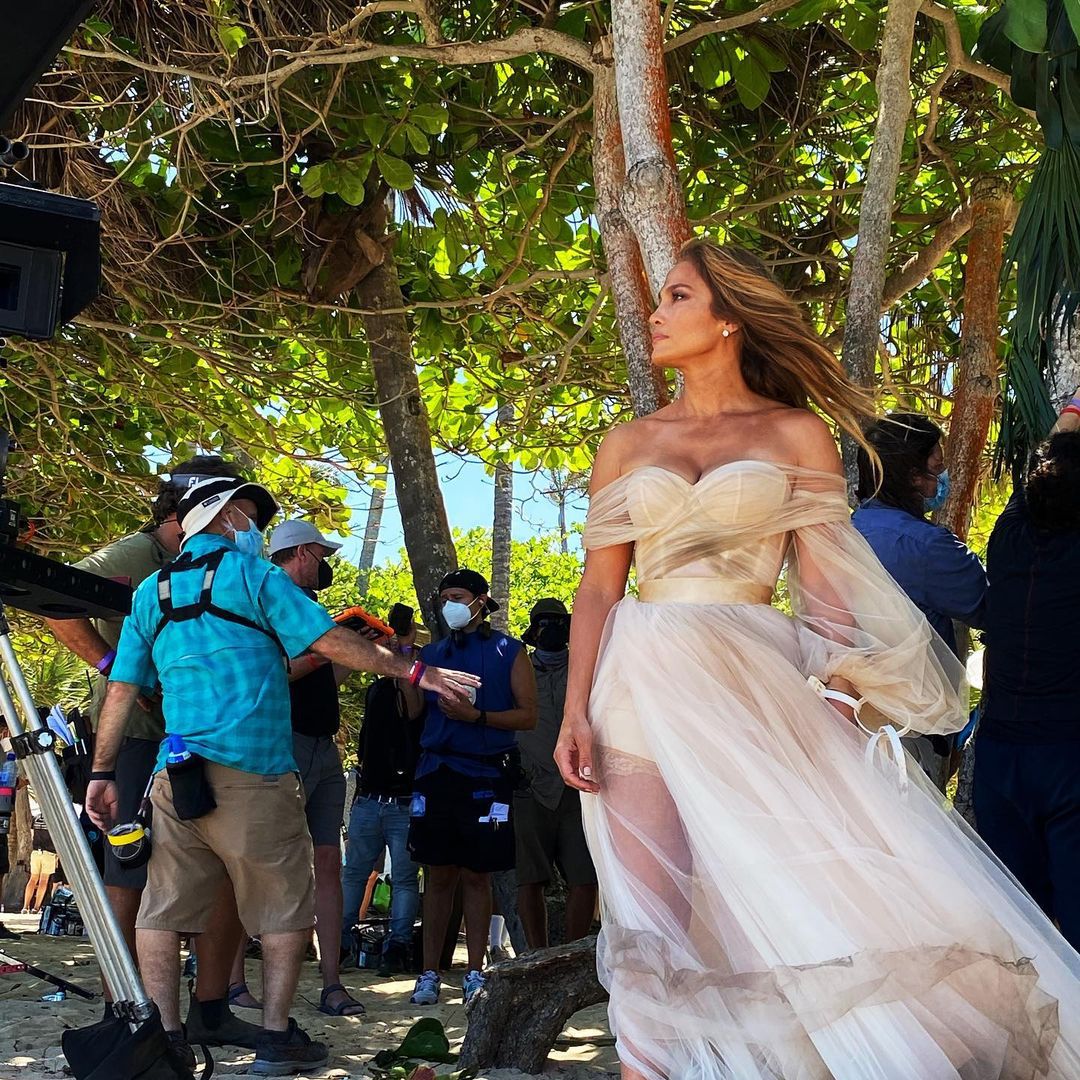 Jennifer Lopez usou um vestido de noiva de 43kg para o filme Casa Comigo?  - Vogue