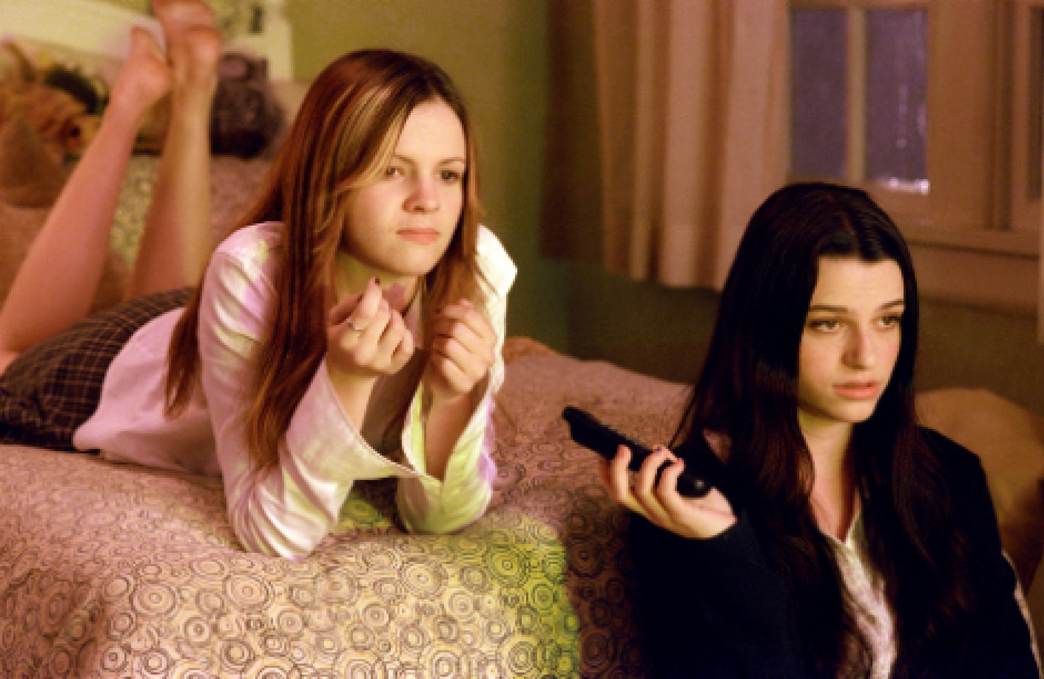 Becca (Rachael Bella) e Katie (Amber Tamblyn) em O Chamado (Reprodução)