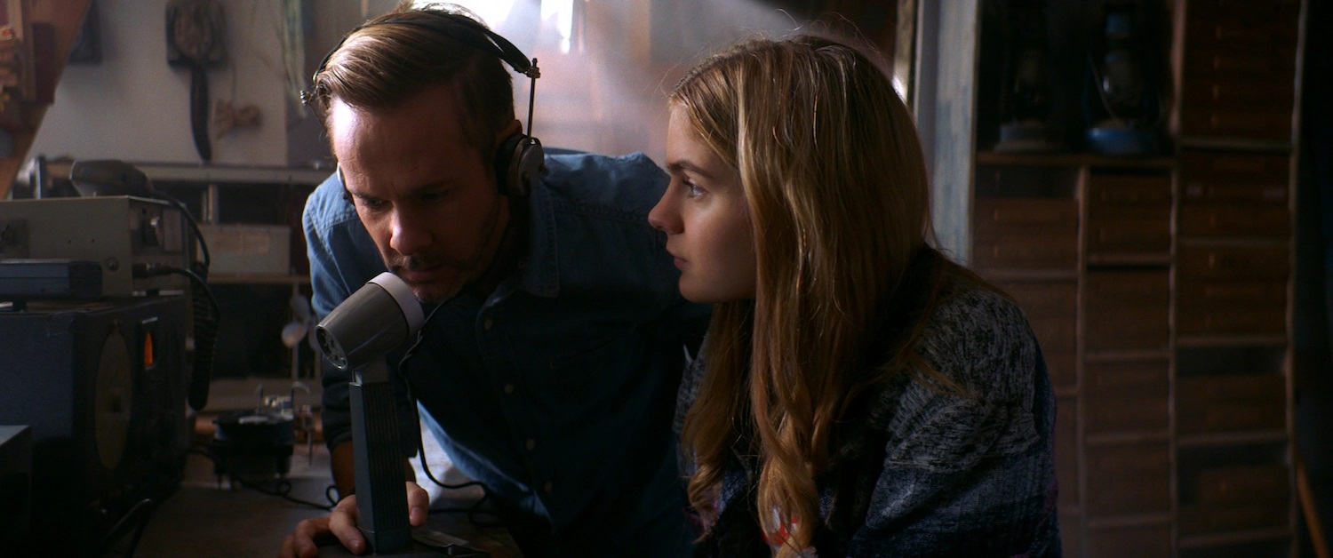 Crítica: Blecaute mira no apocalipse, mas se torna um filme escape room 2 Brighton Sharbino como Reese e Dominic Monaghan como Chris em Blecaute em Blecaute