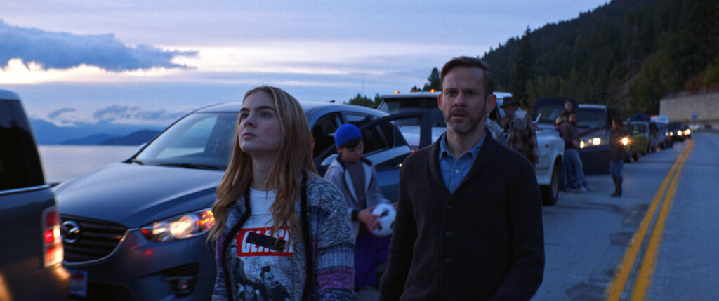 Crítica: Blecaute mira no apocalipse, mas se torna um filme escape room Brighton Sharbino como Reese e Dominic Monaghan como Chris em Blecaute em Blecaute