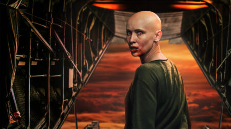 Peri Baumeister como Nadja em Céu Vermelho-Sangue (Divulgação)
