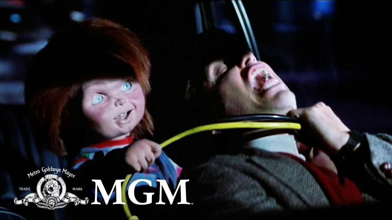 Chucky estragula Mike Norris (Chris Sarandon) em Brinquedo Assassino (Reprodução/MGM)