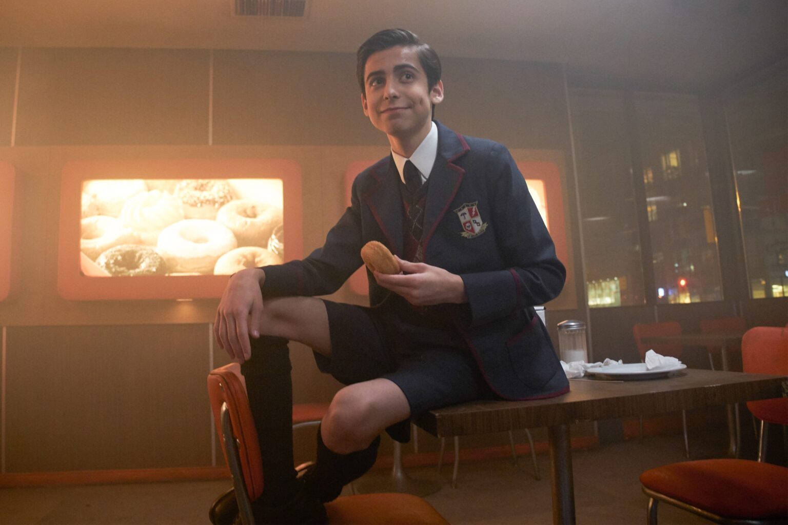 Experiência genética pode ter criado o herói mais poderoso de The Umbrella Academy Aidan Gallagher como Cinco em The Umbrella Academy