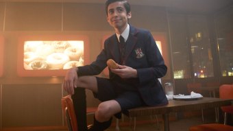 Aidan Gallagher como Cinco em The Umbrella Academy