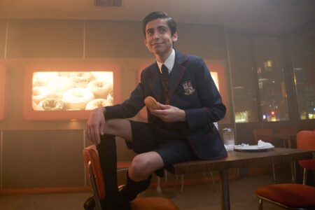Experiência genética pode ter criado o herói mais poderoso de The Umbrella Academy Aidan Gallagher como Cinco em The Umbrella Academy