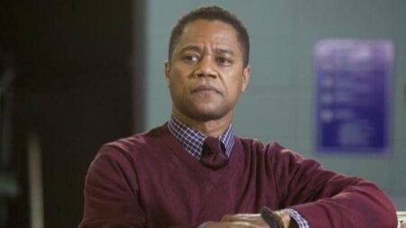 Cuba Gooding Jr. se declara culpado por assédio, mas não vai para a prisão Cuba Gooding Jr. em Luz de Fogo (Reprodução)