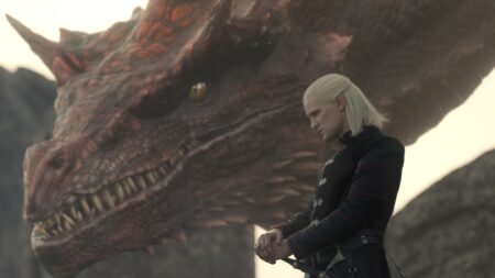Saiba o que Daemon estava cantando para Vermithor Daemon Targaryen (Matt Smith) e seu dragão Caraxes em A Casa do Dragão (Reprodução / HBO)